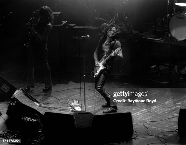 Singer Lenny Kravitz performs at the Riviera Theater in Chicago, Illinois in JANUARY 1991.