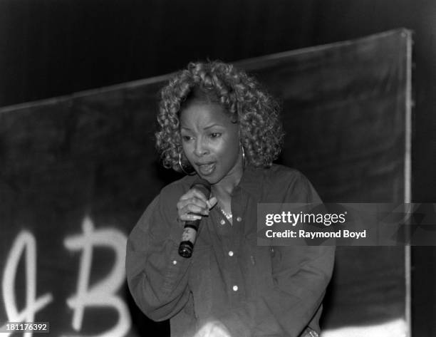 Singer Mary J. Blige performs at the Arie Crown Theater in Chicago, Illinois in SEPTEMBER 1992.