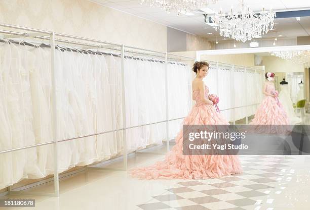 bride holding a bouquet ,smiling - gerafft stock-fotos und bilder