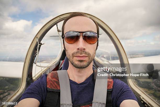 man in the front seat of a glider - glider - fotografias e filmes do acervo