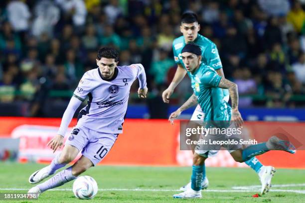 Diego Valdes of America competes for the ball with Omar Fernandez and Adonis Frias of Leon during the quarterfinals first leg match between Leon and...
