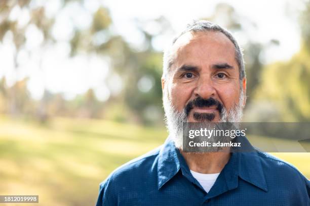 porträt eines hochrangigen latino-mannes - würdigung stock-fotos und bilder