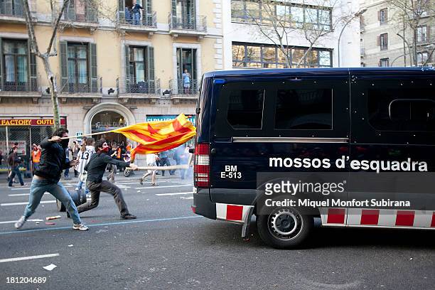 Barcelona, Catalonia, Spain, 29 marzo 2012 Fuertes disturbios en Barcelona entre la policia y manifestantes en la huelga general. Independentistas...
