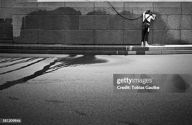 cleaning the brivibas piemineklis - tobias gaulke fotografías e imágenes de stock