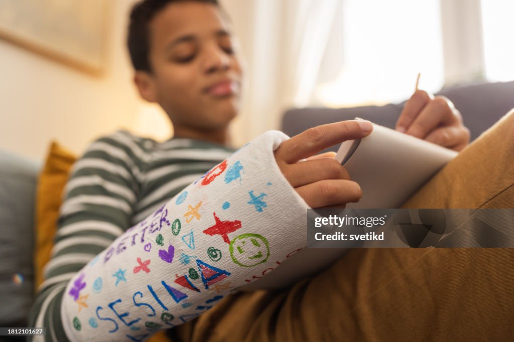 Junge mit gebrochenen arm