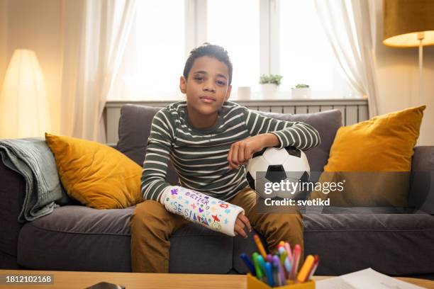 young boy with broken arm - broken arm stock pictures, royalty-free photos & images