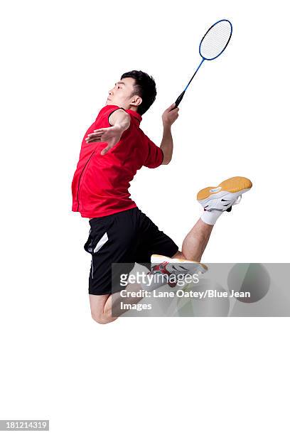 male athlete playing badminton - piernas en el aire fotografías e imágenes de stock