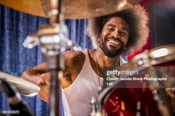 mixed race drummer performing - drummer 個照片及圖片檔