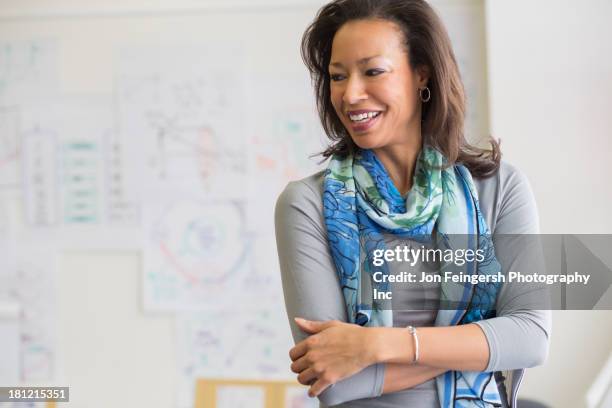 black woman smiling in classroom - femme foulard photos et images de collection