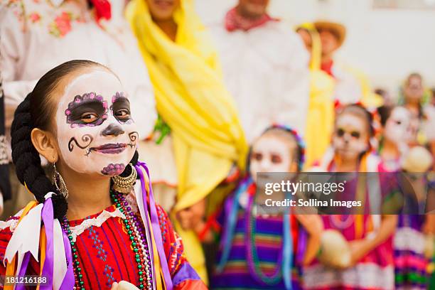 hispanic children celebrating dia de los muertos - allerheiligen stockfoto's en -beelden