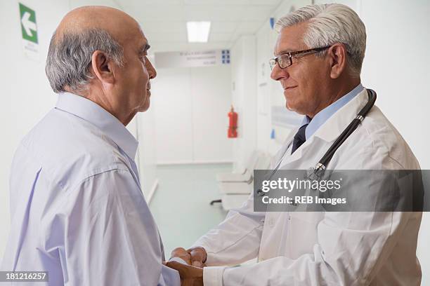 hispanic doctor talking with patient - cara a cara fotografías e imágenes de stock