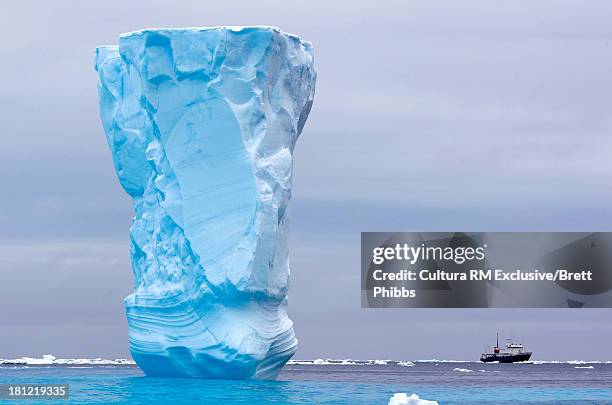 iceberg, ice floe in the southern ocean, 180 miles north of east antarctica, antarctica - iceberg imagens e fotografias de stock