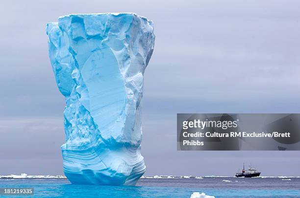 iceberg, ice floe in the southern ocean, 180 miles north of east antarctica, antarctica - ominous bildbanksfoton och bilder