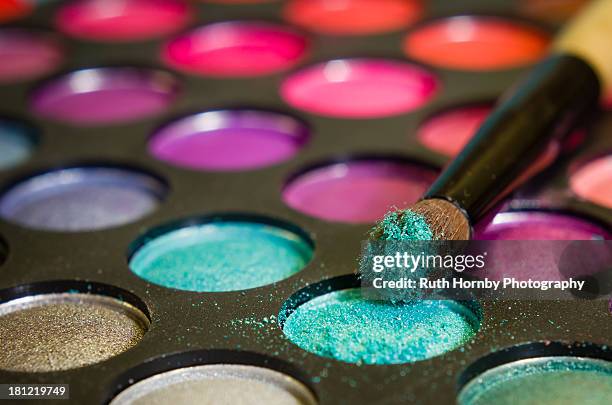 multi coloured eye shadow palette and brush - eyeshadow fotografías e imágenes de stock