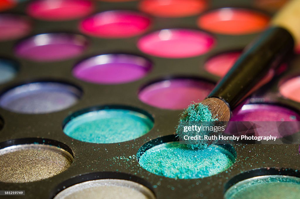 Multi Coloured Eye Shadow Palette and Brush