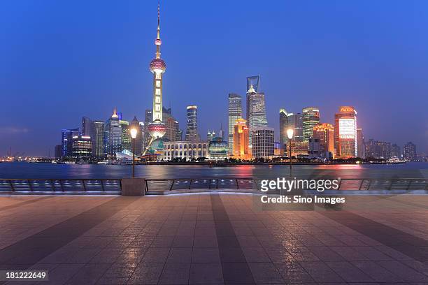 night scene of shanghai bund and bright skyscrapers - lujiazui imagens e fotografias de stock