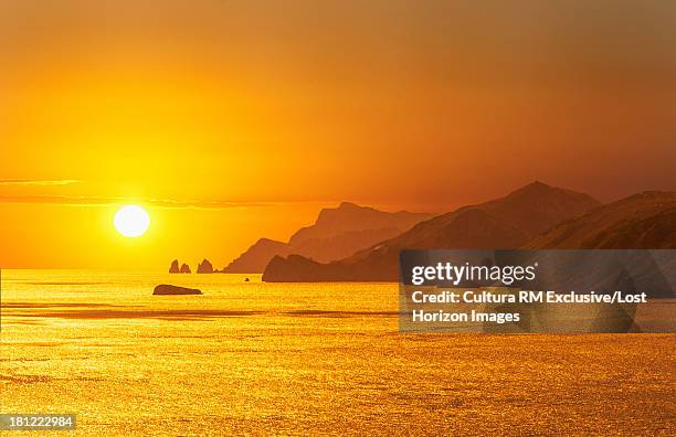 sunset over the amalfi peninsula and the island of capri, campania, italy - glow rm fotografías e imágenes de stock