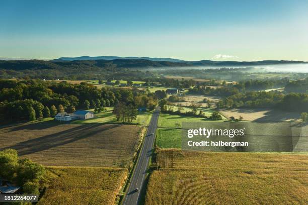 nebliger morgen in lycoming county, pennsylvania - luftaufnahme - pennsylvania stock-fotos und bilder