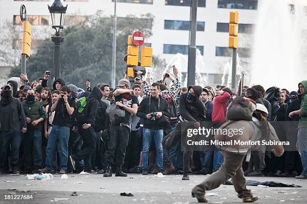 Barcelona, Catalonia, Spain, 29 de marzo de 2012 Manifestantes lanzando piedras y burlando a la policia durante la manfestación de la huelga general...