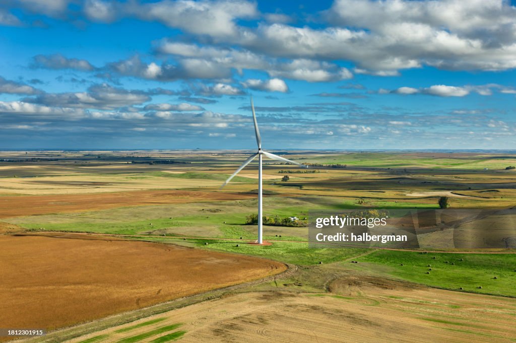 Vue aérienne d’une éolienne sur des terres agricoles à Hebron, dans le Dakota du Nord