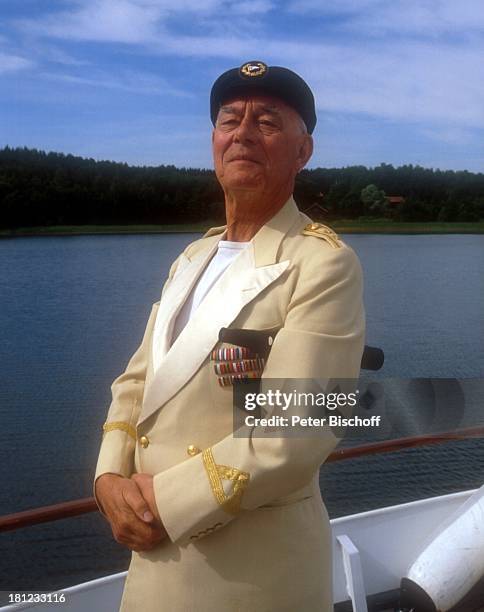 Graf Lennart Bernadotte, Urlaub an Bord seiner Motoryacht "S t e l l a N o v a", in der Nähe von "S c h l o ß G r i p s h o l m "/Schweden, , Ostsee,...