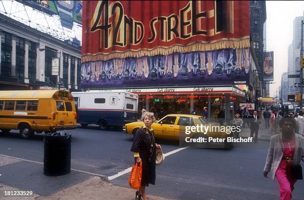 Inge Meysel, neben den Dreharbeiten zum TV-Special "Grenzenloses Himmelblau", New York/USA/Nordamerika, Broadway, vor dem Musical-Theater vom Musical...