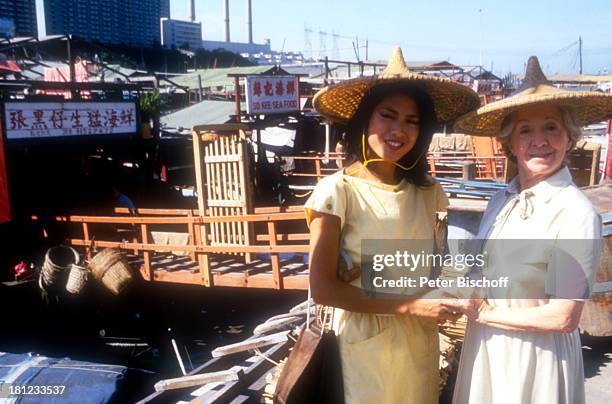 Inge Meysel , Ankie Beilke , ZDF-Mehrteiler "Grenzenloses Himmelblau", Folge Hongkong, Hongkong/Asien, , Hafen mit Dschunken, Stroh-Hut, Chinesin,...