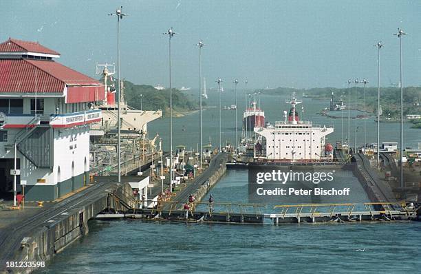 Frachter bei der Schleusung im Panama - Kanal, Panama, Mittelamerika, , Reise, Schlepp-Lokomotiven, Kontrollturm, Schleuse, Schiff,
