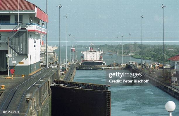 Frachter bei der Schleusung im Panama - Kanal, Panama, Mittelamerika, , Reise, Kontrollturm, Schleuse, Schleusentor, Schiff,