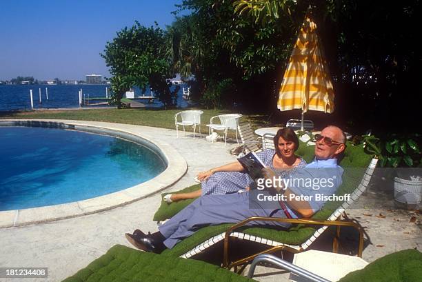 Graf Lennart Bernadotte , Ehefrau Gräfin Sonja Bernadotte, Urlaub in West- Palm-Beach/Florida/USA/ Nordamerika, , Swimming-Pool, Liegestuhl,...