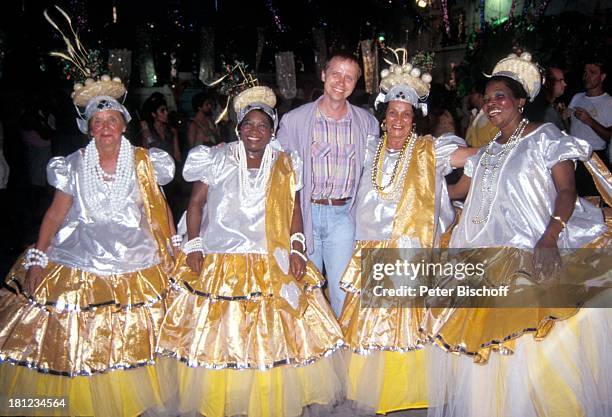 Michael Kausch , Brasilianerinnen, neben den Dreharbeiten zur PRO 7 - Serie "Glueckliche Reise", Folge 1, "Brasilien", , Rio de...