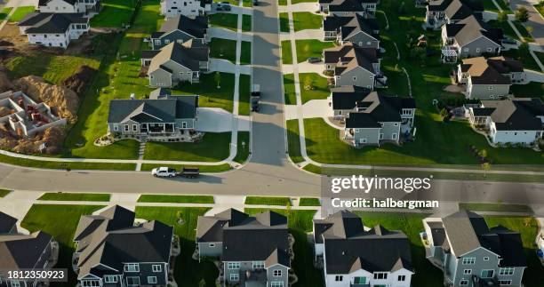 high angle view of houses in village in wisconsin - village_(wisconsin) stockfoto's en -beelden