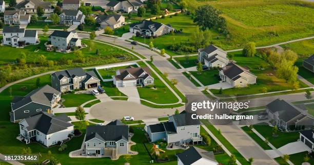 drone shot de cul-de-sac em small wisconsin village - village_(wisconsin) - fotografias e filmes do acervo