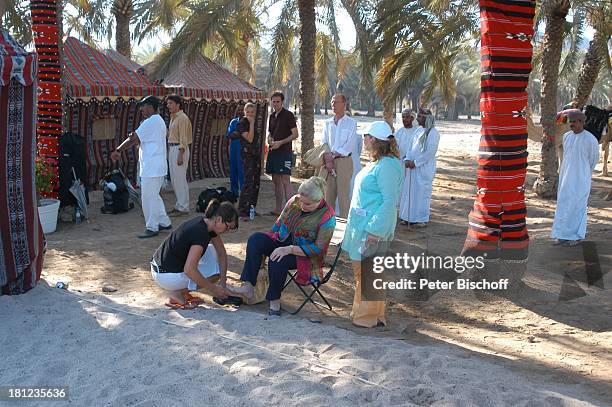 Johanna von Koczian , Tanja Wedhorn, Lebensgefährte Simon Raiser, Hans Peter Korff , Dreharbeiten der ZDF-Reihe: "Traumschiff""Oman",...