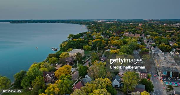 drohnenansicht des old market place in madison, wisconsin im herbst - madison wisconsin stock-fotos und bilder