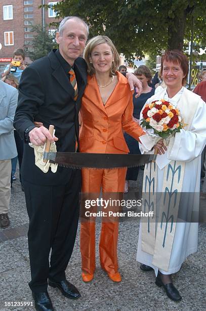 Braut Heike Götz , Bräutigam Detlef Lafrentz , Pastorin , dahinter Hochzeitsgäste, Hochzeit von Heike Götz und Detlef Lafrentz, vor der "E v a n g e...