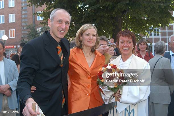 Braut Heike Götz , Bräutigam Detlef Lafrentz , Pastorin , dahinter Hochzeitsgäste, Hochzeit von Heike Götz und Detlef Lafrentz, vor der "E v a n g e...