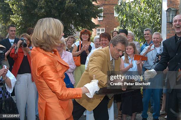 Braut Heike Götz , Dieter Hartwigsen , Bräutigam Detlef Lafrentz , Hochzeitsgäste, Hochzeit von Heike Götz und Detlef Lafrentz, vor der "E v a n g e...