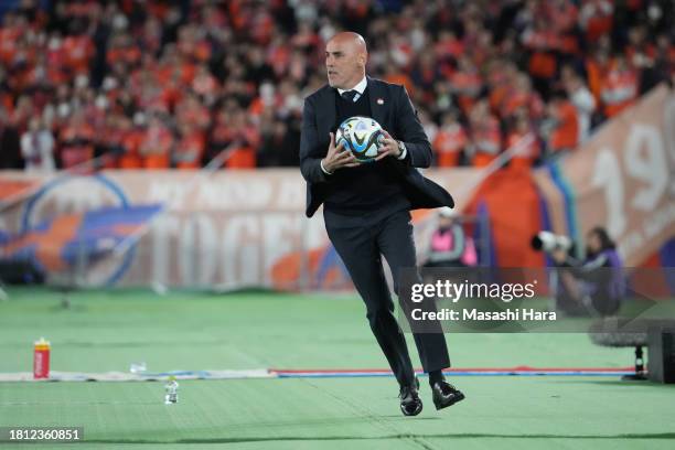 Kevin Muscat,coach of Yokohama F.Marinos looks on during the J.LEAGUE Meiji Yasuda J1 33rd Sec. Match between Yokohama F･Marinos and Albirex Niigata...