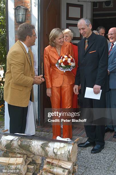 Braut Heike Götz , Bräutigam Detlef Lafrentz , Dieter Hartwigsen , Hochzeit von Heike Götz und Detlef Lafrentz, vor der "Evangelisch-Lutherischen...