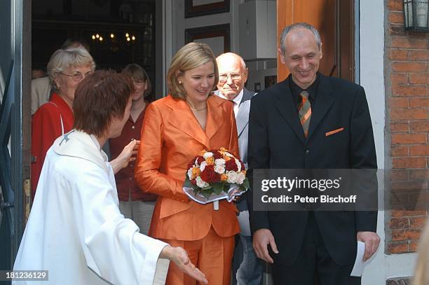 Braut Heike Götz , Bräutigam Detlef Lafrentz , Pastorin , Hochzeit von Heike Götz und Detlef Lafrentz, vor der "Evangelisch-Lutherischen Pfarrkirche...