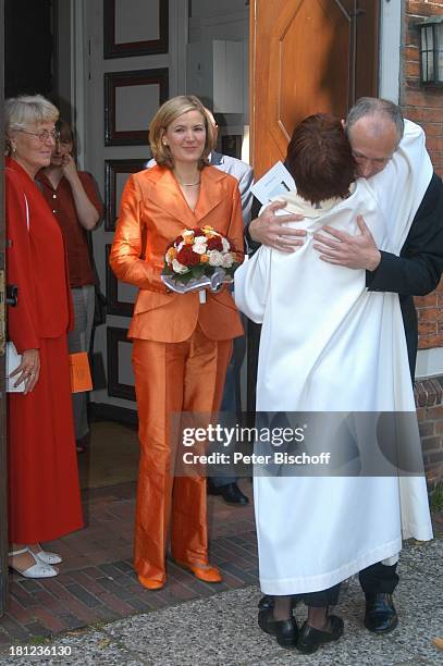 Braut Heike Götz , Bräutigam Detlef Lafrentz , Pastorin , Hochzeit von Heike Götz und Detlef Lafrentz, vor der "Evangelisch-Lutherischen Pfarrkirche...