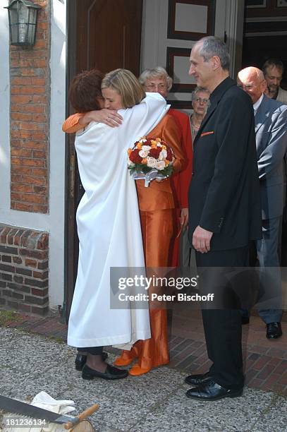 Braut Heike Götz , Bräutigam Detlef Lafrentz , Pastorin , Hochzeit von Heike Götz und Detlef Lafrentz, vor der "Evangelisch-Lutherischen Pfarrkirche...