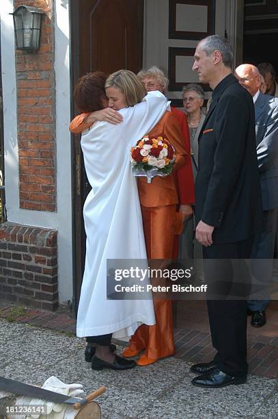 Braut Heike Götz , Bräutigam Detlef Lafrentz , Pastorin , Hochzeit von Heike Götz und Detlef Lafrentz, vor der "Evangelisch-Lutherischen Pfarrkirche...