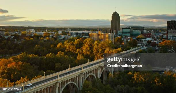 toma aérea del distrito de hamilton, allentown, pensilvania en una puesta de sol nublada - pensilvania fotografías e imágenes de stock