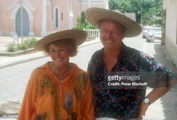 Horst Naumann, Ehefrau Christa Naumann, neben den Dreharbeiten zur ZDF-Reihe "Traumschiff", Folge 20, "Südafrika", Insel "Isla...