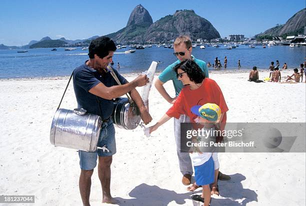 Matteo Kausch, Mutter Susanna Kausch, Ehemann Michael Kausch, brasilianischer Wasserverkaeufer, , neben den Dreharbeiten zur PRO 7 - Serie...
