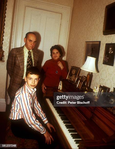 Alexandras Ehemann Nicholas Nefedov,;Alexander Nefedov , Lidia Nikdski,; , Boston/Amerika/USA, , Klavier, Musikinstrument, Promis, Prominenter,...