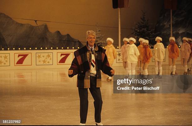 Rudi Carrell , Eisläuferinnen, ARD-Show "Die verflixte 7", Bremerhaven, Deutschland, , "Park-Hotel", Bühne, Eis, Eisfläche, Mantel, Schal, Promis,