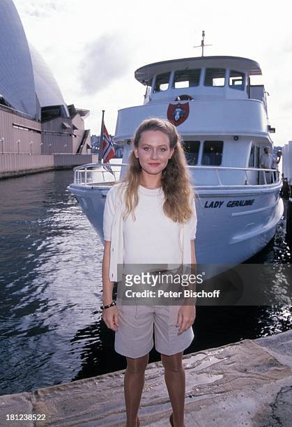 Dana Geissler, PRO 7 - Serie "Glueckliche Reise ", Folge 9, "Australien", , Sydney/Australien, Meer, Pier, Boot, Oper von Sydney, Schauspielerin,...